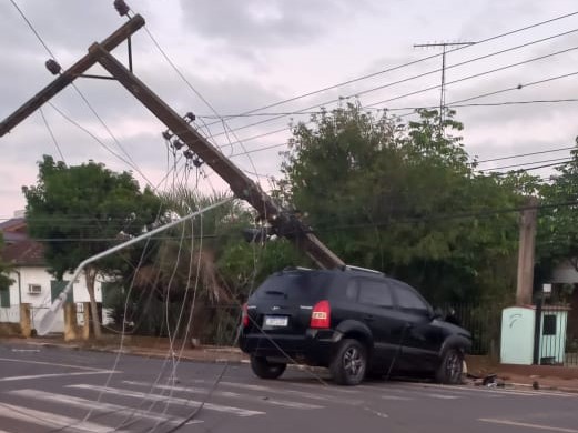 Giro Do Vale Veículo Derruba Poste E Moradores Ficam Sem Energia Elétrica Em Bom Retiro Do Sul 3097